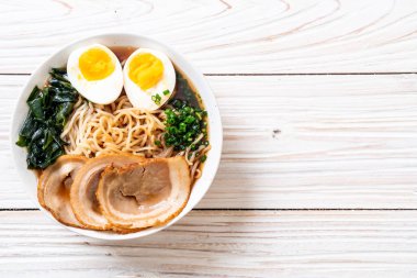 Japon usulü domuz eti ve yumurtalı Shoyu eriştesi.