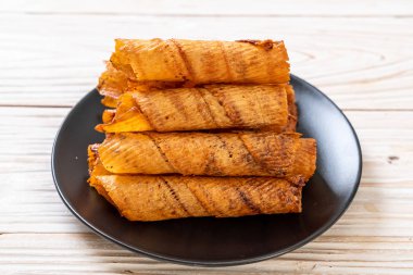 Çıtır çıtır kurutulmuş kalamar ruloları tabakta.