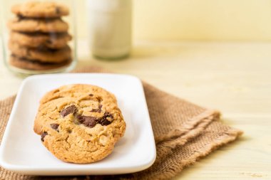 ahşap zemin üzerine çikolata parçaları ile tanımlama