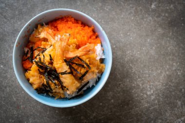 karides tempura pirinç kase karides yumurta ve yosun - Japon gıda tarzı