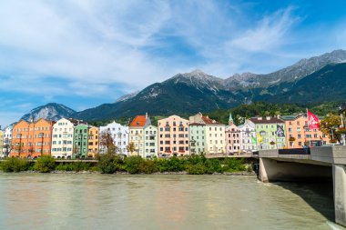 Innsbruck, Avusturya - 29 Ağustos 2018: Inn river'ın riverside Inn köprüsünden görülür.