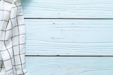 mutfak bezi (peçete) kopya alanı mavi ahşap zemin üzerine