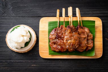 Beyaz pilavlı ızgara süt domuzu. Tayland sokak yemeği tarzı.