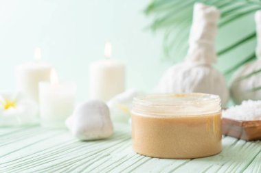 Ahşap zemin üzerine kurulmuş kaplıca tedavileri - Güzellik konsepti