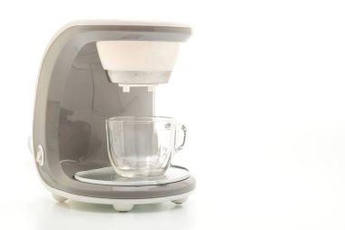 Kahve makinesi beyaz arkaplanda izole edilmiş.