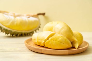 Ahşap zemin üzerinde taze Durian meyvesi