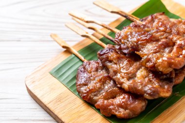 Beyaz pilavlı ızgara süt domuzu. Tayland sokak yemeği tarzı.