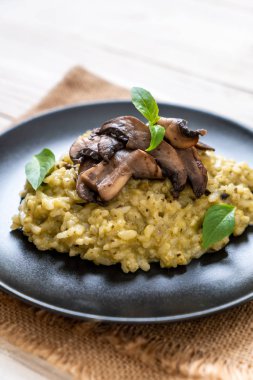 Pesto ve peynir ile ev yapımı Mantarlı Risotto