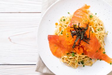 spagetti ile füme somon ve karides yumurta - füzyon gıda tarzı