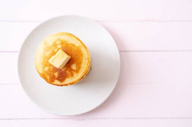 tereyağı ve bal ile krep yığını