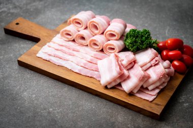 Ahşap tahta üzerinde çiğ domuz pastırma dilimlenmiş