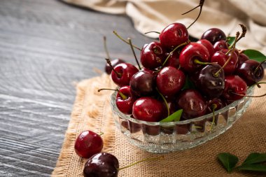 Ahşap arka planda taze kirazlar