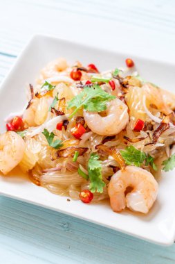 karides ve karidesli baharatlı pamelo salatası. Füzyon yiyecek tarzı.