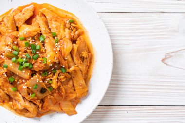 Kore usulü kimchi ile kızartılmış domuz eti.