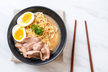 domuz eti ve yumurta - Japon tarzı ile TONKOTSU ramen erişte