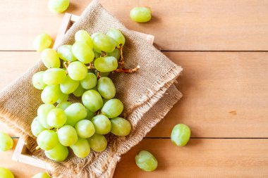 ahşap arka plan üzerinde taze yeşil üzüm