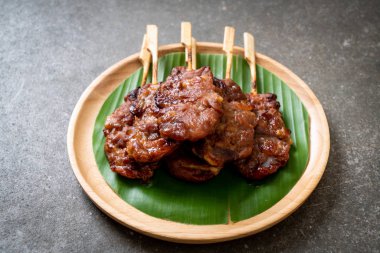 Beyaz pilavlı ızgara süt domuzu. Tayland sokak yemeği tarzı.