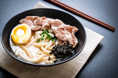 udon erişteli domuz çorbası Japon usulü.