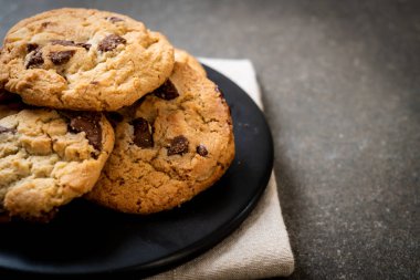 Tabağında çikolata parçaları olan kurabiyeler.