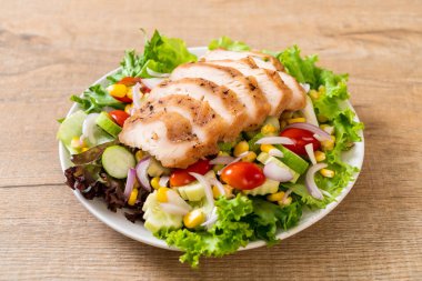 Tavuk göğsü - sağlıklı gıda tarzı ile sağlıklı salata kasesi