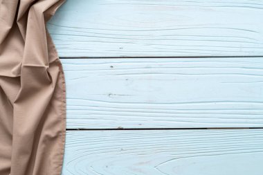 mutfak bezi (peçete) kopya alanı mavi ahşap zemin üzerine