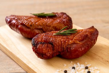 Kızarmış ördek göğsü ahşap tahta üzerinde