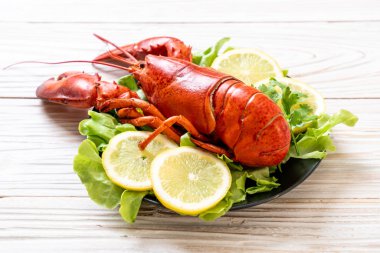 taze Haşlanmış istakoz sebze ve limon ile