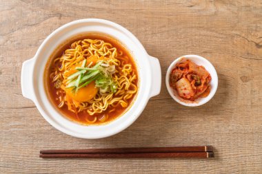 Yumurta, sebze ve kimchi ile Kore usulü baharatlı hazır erişte.