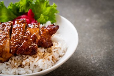 tepesinde ekmek kapısı üzerinde teriyaki soslu ızgara tavuk