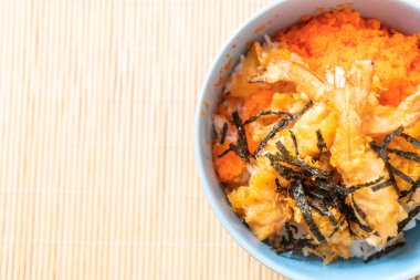 karides tempura pirinç kase karides yumurta ve yosun - Japon gıda tarzı