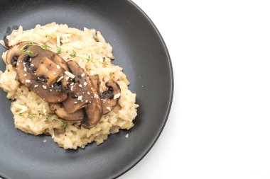 Mantar ve beyaz arka plan üzerinde izole peynirli risotto