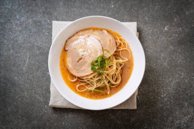 chaashu domuz eti - Japon tarzı ile TONKOTSU ramen erişte