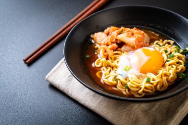 Kimchi ve yumurta - Korece ramen tarzı ile Kore anlık erişte