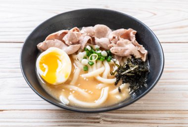 udon erişteli domuz çorbası Japon usulü.