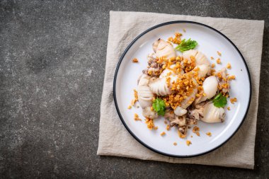 Kızarmış kalamar ya da tabakta sarımsak olan ahtapot.