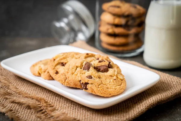 Biscoitos Com Lascas Chocolate Fundo Madeira — Fotografia de Stock