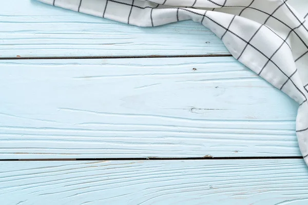 コピー スペースを持つ青い木製の背景の上にキッチン布 ナプキン — ストック写真