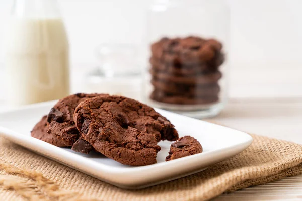 Galletas Chocolate Con Chispas Chocolate Sobre Fondo Madera — Foto de Stock