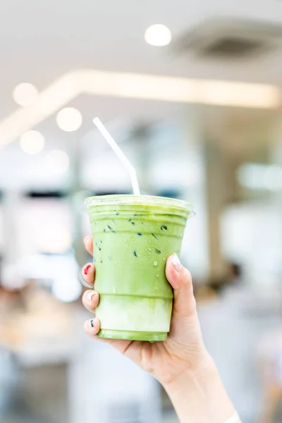 Primo Piano Mano Che Tiene Freddo Matcha Caffellatte Tazza Verde — Foto Stock