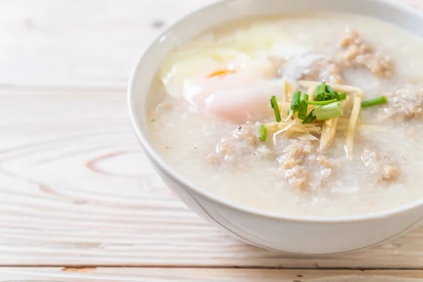 豚ひき肉をボウルに入れた粥 アジアの朝食スタイル — ストック写真