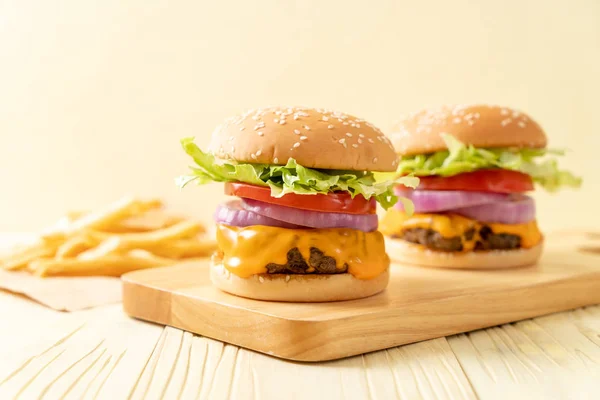 Hamburguesa Carne Fresca Sabrosa Con Queso Papas Fritas Sobre Fondo — Foto de Stock