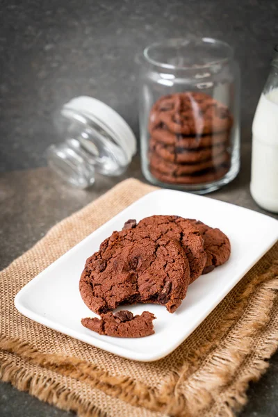 Galletas Chocolate Con Chispas Chocolate Sobre Fondo Madera — Foto de Stock