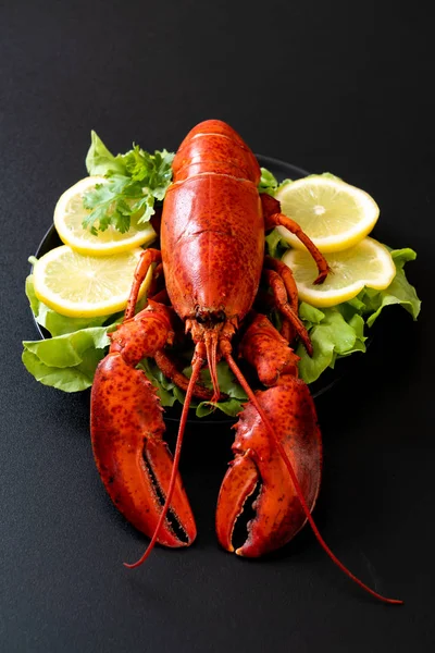 Frisch Gekochter Hummer Mit Gemüse Und Zitrone — Stockfoto