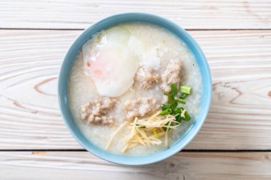 Kase içinde kıymalı pirinç lapası Asya usulü kahvaltı.