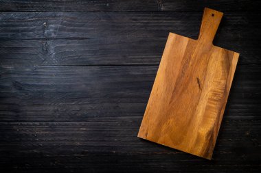 ahşap arka plan üzerinde mutfak bezle ahşap tahta boş kesme