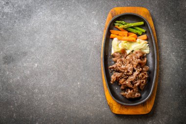 sıcak plaka - Asya tarzı domuz biftek dilimlenmiş