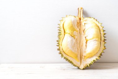 Ahşap zemin üzerinde taze Durian meyvesi