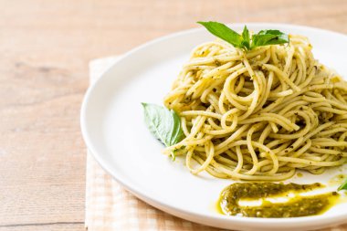 Homamade spagetti pesto sos, zeytin yağı ve fesleğen yaprakları ile.