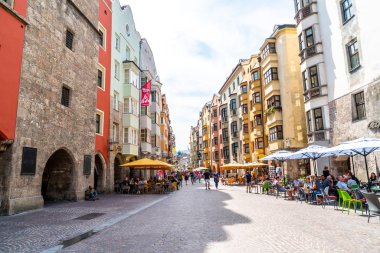 Innsbruck, Avusturya - 29 Ağustos 2019: Innsbruck şehir merkezi ile lots-in insanlar ve sokak kafeleri İnnsbruck, Tyrol, Avusturya