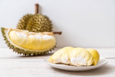 Ahşap zemin üzerinde taze Durian meyvesi